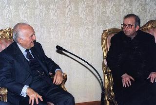 Il Presidente della Repubblica Oscar Luigi Scalfaro incontra Don Giovan Giuseppe Torre, moderatore generale dell'Associazione silenziosi operai della Croce -Volontari della Sofferenza, con una delegazione, per il 50° anniversario di fondazione