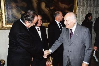 Prof. Giovanni Pettinato, direttore della Missione archeologica italiana a Byblos, con il prof. Giuseppe D'Ascenzo, rettore dell'Università degli studi di Roma "La Sapienza", ed alcuni studiosi, per illustrare i risultati delle ricerche archeologiche in Libano