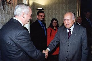 Prof. Giovanni Pettinato, direttore della Missione archeologica italiana a Byblos, con il prof. Giuseppe D'Ascenzo, rettore dell'Università degli studi di Roma "La Sapienza", ed alcuni studiosi, per illustrare i risultati delle ricerche archeologiche in Libano
