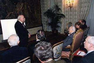 Prof. Giovanni Pettinato, direttore della Missione archeologica italiana a Byblos, con il prof. Giuseppe D'Ascenzo, rettore dell'Università degli studi di Roma "La Sapienza", ed alcuni studiosi, per illustrare i risultati delle ricerche archeologiche in Libano