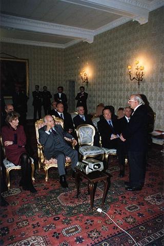 Prof. Giovanni Pettinato, direttore della Missione archeologica italiana a Byblos, con il prof. Giuseppe D'Ascenzo, rettore dell'Università degli studi di Roma "La Sapienza", ed alcuni studiosi, per illustrare i risultati delle ricerche archeologiche in Libano