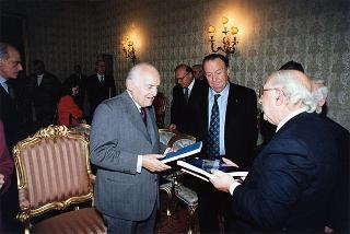Prof. Giovanni Pettinato, direttore della Missione archeologica italiana a Byblos, con il prof. Giuseppe D'Ascenzo, rettore dell'Università degli studi di Roma "La Sapienza", ed alcuni studiosi, per illustrare i risultati delle ricerche archeologiche in Libano
