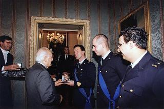 Delegazione di ufficiali e militari di truppa della Compagnia d'onore dell'Aeronautica Militare, in servizio di guardia d'onore al Palazzo del Quirinale