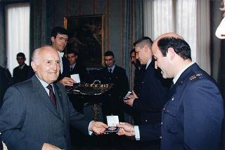 Delegazione di ufficiali e militari di truppa della Compagnia d'onore dell'Aeronautica Militare, in servizio di guardia d'onore al Palazzo del Quirinale