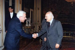 Prof. Vincenzo Cappelletti, presidente del Comitato per la difesa della cultura italiana, ed una delegazione del Comitato