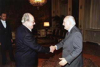 Cav. Gran Croce avv. Gerardo Agostini, presidente del Comitato nazionale per le celebrazioni del cinquantennale della Resistenza e della Costituzione, con il Consiglio di Presidenza