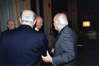 Cav. Gran Croce avv. Gerardo Agostini, presidente del Comitato nazionale per le celebrazioni del cinquantennale della Resistenza e della Costituzione, con il Consiglio di Presidenza