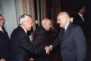 Cav. Gran Croce avv. Gerardo Agostini, presidente del Comitato nazionale per le celebrazioni del cinquantennale della Resistenza e della Costituzione, con il Consiglio di Presidenza