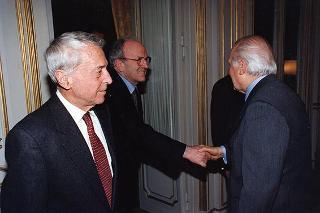 Cav. Gran Croce avv. Gerardo Agostini, presidente del Comitato nazionale per le celebrazioni del cinquantennale della Resistenza e della Costituzione, con il Consiglio di Presidenza