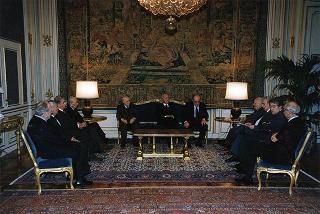 Cav. Gran Croce avv. Gerardo Agostini, presidente del Comitato nazionale per le celebrazioni del cinquantennale della Resistenza e della Costituzione, con il Consiglio di Presidenza