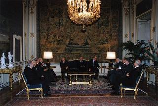 Cav. Gran Croce avv. Gerardo Agostini, presidente del Comitato nazionale per le celebrazioni del cinquantennale della Resistenza e della Costituzione, con il Consiglio di Presidenza