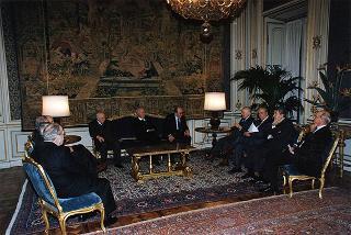 Cav. Gran Croce avv. Gerardo Agostini, presidente del Comitato nazionale per le celebrazioni del cinquantennale della Resistenza e della Costituzione, con il Consiglio di Presidenza