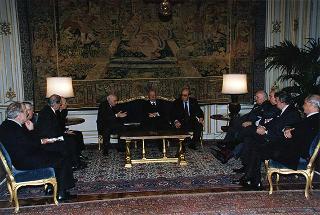 Cav. Gran Croce avv. Gerardo Agostini, presidente del Comitato nazionale per le celebrazioni del cinquantennale della Resistenza e della Costituzione, con il Consiglio di Presidenza