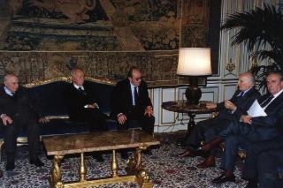 Cav. Gran Croce avv. Gerardo Agostini, presidente del Comitato nazionale per le celebrazioni del cinquantennale della Resistenza e della Costituzione, con il Consiglio di Presidenza