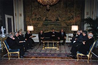 Cav. Gran Croce avv. Gerardo Agostini, presidente del Comitato nazionale per le celebrazioni del cinquantennale della Resistenza e della Costituzione, con il Consiglio di Presidenza