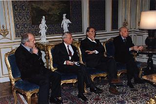 Cav. Gran Croce avv. Gerardo Agostini, presidente del Comitato nazionale per le celebrazioni del cinquantennale della Resistenza e della Costituzione, con il Consiglio di Presidenza