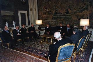 Cav. Gran Croce avv. Gerardo Agostini, presidente del Comitato nazionale per le celebrazioni del cinquantennale della Resistenza e della Costituzione, con il Consiglio di Presidenza