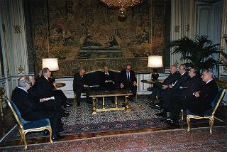Cav. Gran Croce avv. Gerardo Agostini, presidente del Comitato nazionale per le celebrazioni del cinquantennale della Resistenza e della Costituzione, con il Consiglio di Presidenza