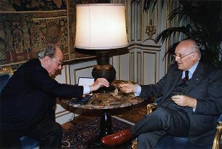 Cav. Gran Croce avv. Gerardo Agostini, presidente del Comitato nazionale per le celebrazioni del cinquantennale della Resistenza e della Costituzione, con il Consiglio di Presidenza
