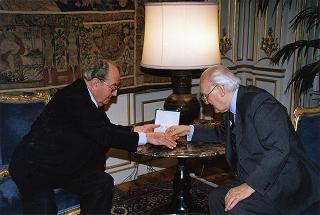 Cav. Gran Croce avv. Gerardo Agostini, presidente del Comitato nazionale per le celebrazioni del cinquantennale della Resistenza e della Costituzione, con il Consiglio di Presidenza