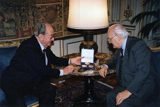 Cav. Gran Croce avv. Gerardo Agostini, presidente del Comitato nazionale per le celebrazioni del cinquantennale della Resistenza e della Costituzione, con il Consiglio di Presidenza