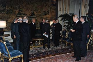 Cav. Gran Croce avv. Gerardo Agostini, presidente del Comitato nazionale per le celebrazioni del cinquantennale della Resistenza e della Costituzione, con il Consiglio di Presidenza