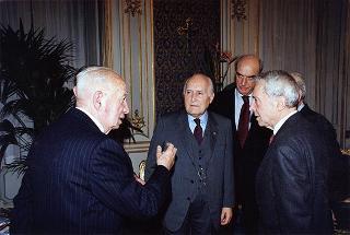 Cav. Gran Croce avv. Gerardo Agostini, presidente del Comitato nazionale per le celebrazioni del cinquantennale della Resistenza e della Costituzione, con il Consiglio di Presidenza