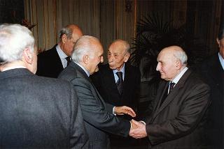 Cav. Gran Croce avv. Gerardo Agostini, presidente del Comitato nazionale per le celebrazioni del cinquantennale della Resistenza e della Costituzione, con il Consiglio di Presidenza