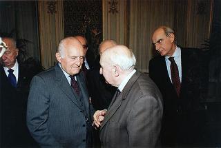 Cav. Gran Croce avv. Gerardo Agostini, presidente del Comitato nazionale per le celebrazioni del cinquantennale della Resistenza e della Costituzione, con il Consiglio di Presidenza