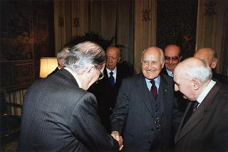 Cav. Gran Croce avv. Gerardo Agostini, presidente del Comitato nazionale per le celebrazioni del cinquantennale della Resistenza e della Costituzione, con il Consiglio di Presidenza