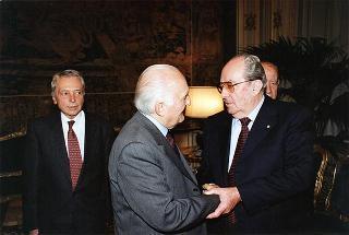 Cav. Gran Croce avv. Gerardo Agostini, presidente del Comitato nazionale per le celebrazioni del cinquantennale della Resistenza e della Costituzione, con il Consiglio di Presidenza