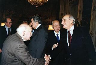 Cav. Gran Croce avv. Gerardo Agostini, presidente del Comitato nazionale per le celebrazioni del cinquantennale della Resistenza e della Costituzione, con il Consiglio di Presidenza