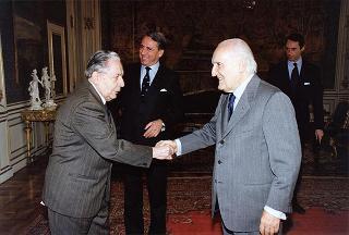 Col. Lando Mannucci, presidente dell'Associazione nazionale veterani e reduci garibaldini, con alcuni esponenti