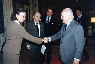 Col. Lando Mannucci, presidente dell'Associazione nazionale veterani e reduci garibaldini, con alcuni esponenti