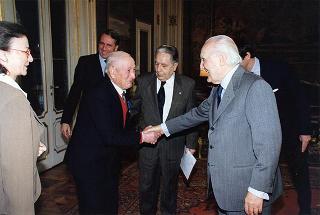 Col. Lando Mannucci, presidente dell'Associazione nazionale veterani e reduci garibaldini, con alcuni esponenti