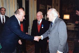 Col. Lando Mannucci, presidente dell'Associazione nazionale veterani e reduci garibaldini, con alcuni esponenti