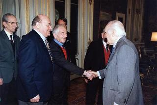 Col. Lando Mannucci, presidente dell'Associazione nazionale veterani e reduci garibaldini, con alcuni esponenti
