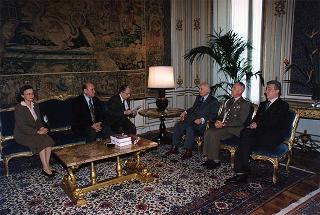Col. Lando Mannucci, presidente dell'Associazione nazionale veterani e reduci garibaldini, con alcuni esponenti