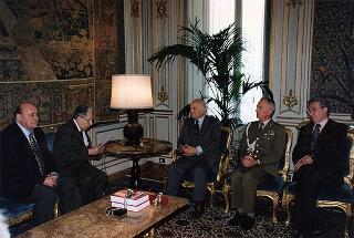 Col. Lando Mannucci, presidente dell'Associazione nazionale veterani e reduci garibaldini, con alcuni esponenti