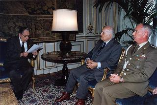 Col. Lando Mannucci, presidente dell'Associazione nazionale veterani e reduci garibaldini, con alcuni esponenti