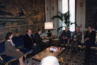 Col. Lando Mannucci, presidente dell'Associazione nazionale veterani e reduci garibaldini, con alcuni esponenti