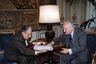 Col. Lando Mannucci, presidente dell'Associazione nazionale veterani e reduci garibaldini, con alcuni esponenti