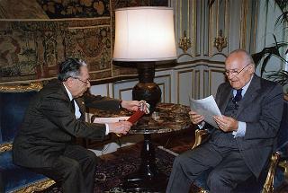 Col. Lando Mannucci, presidente dell'Associazione nazionale veterani e reduci garibaldini, con alcuni esponenti
