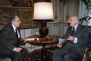 Col. Lando Mannucci, presidente dell'Associazione nazionale veterani e reduci garibaldini, con alcuni esponenti