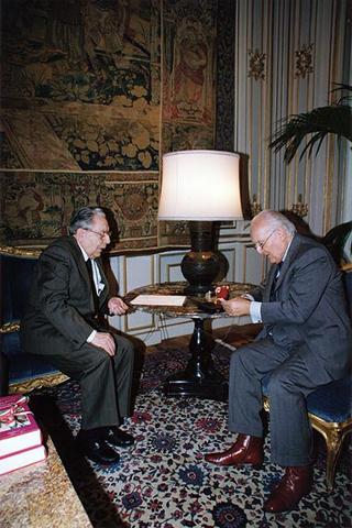 Col. Lando Mannucci, presidente dell'Associazione nazionale veterani e reduci garibaldini, con alcuni esponenti