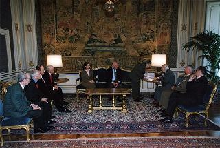 Col. Lando Mannucci, presidente dell'Associazione nazionale veterani e reduci garibaldini, con alcuni esponenti