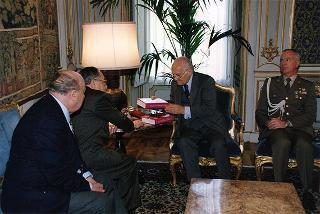 Col. Lando Mannucci, presidente dell'Associazione nazionale veterani e reduci garibaldini, con alcuni esponenti