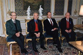 Col. Lando Mannucci, presidente dell'Associazione nazionale veterani e reduci garibaldini, con alcuni esponenti
