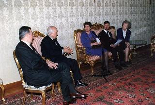 Maria Elisabetta Nannini Falchi, presidente dell'Associazione famiglie di fanciulli e adulti subnormali, e gli esponenti del sodalizio, per il 40° anniversario di fondazione dell'ANFFAS