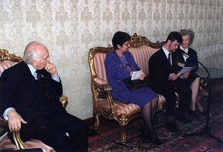 Maria Elisabetta Nannini Falchi, presidente dell'Associazione famiglie di fanciulli e adulti subnormali, e gli esponenti del sodalizio, per il 40° anniversario di fondazione dell'ANFFAS